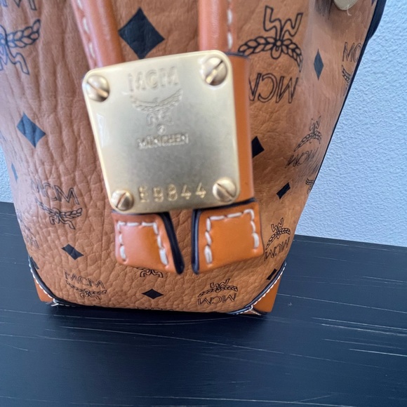 MCM Bucket Bag - Picture 3 of 7